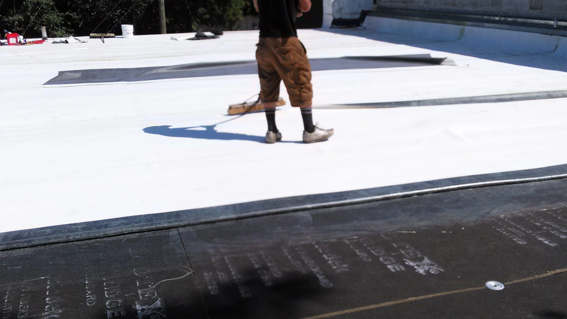roofer-repairing-roof-detroit-michigan-img (1)